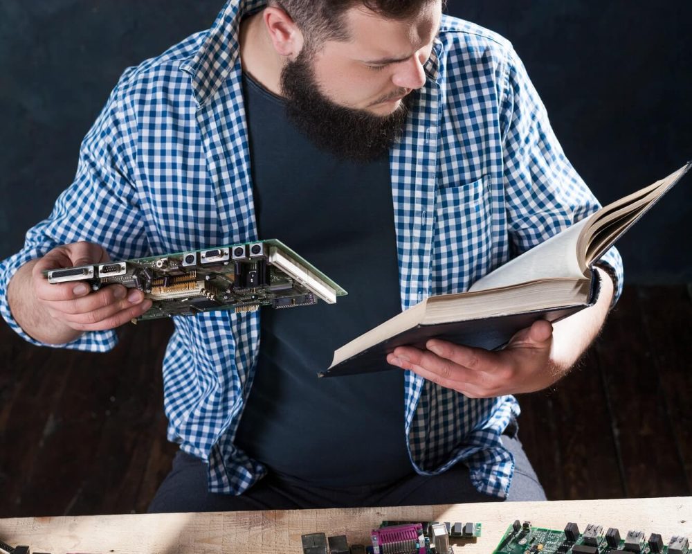 electronic-devices-repairing-and-diagnostic-techs.jpg electronic-devices-repairing-and-diagnostic-techs.jpg